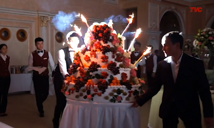 Аэросъемка на свадьбе. Свадебная видеосъемка с использованием дрона в ботаническом саду в Алматы