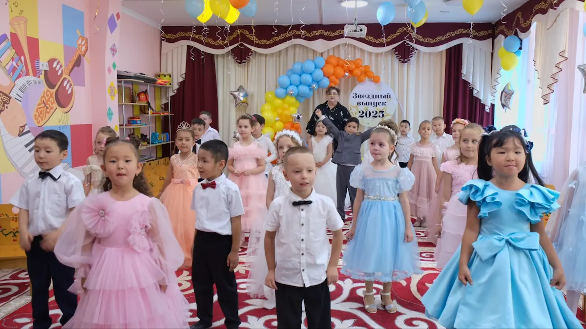 Дети на празднике в саду 94
