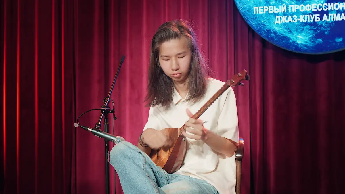 Этно-джем концерт крупный план домбры